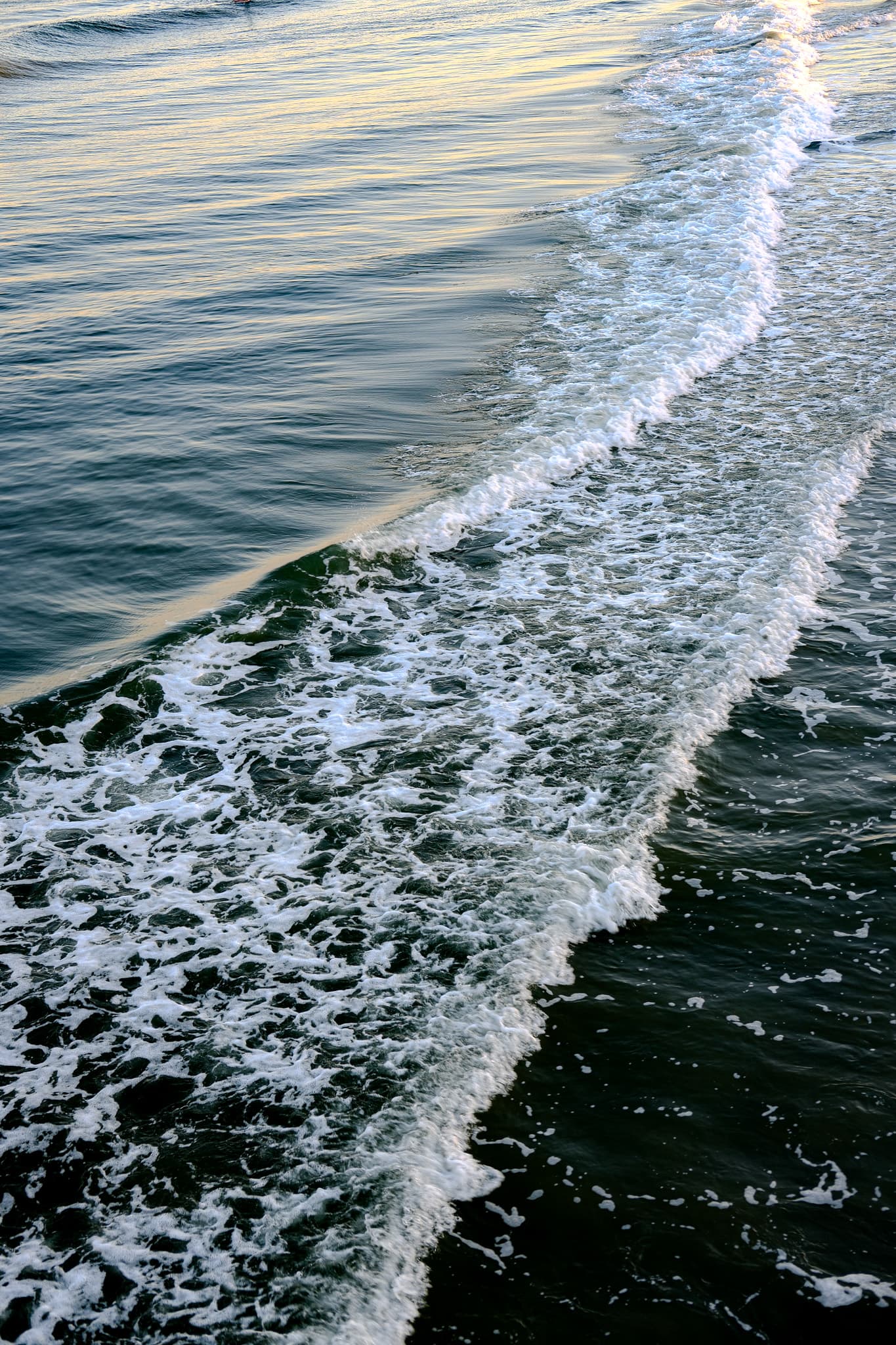 Curving edge of a wave, seen from above